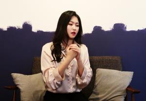 인터뷰 중인 김희원 연애의자격 대표상담사